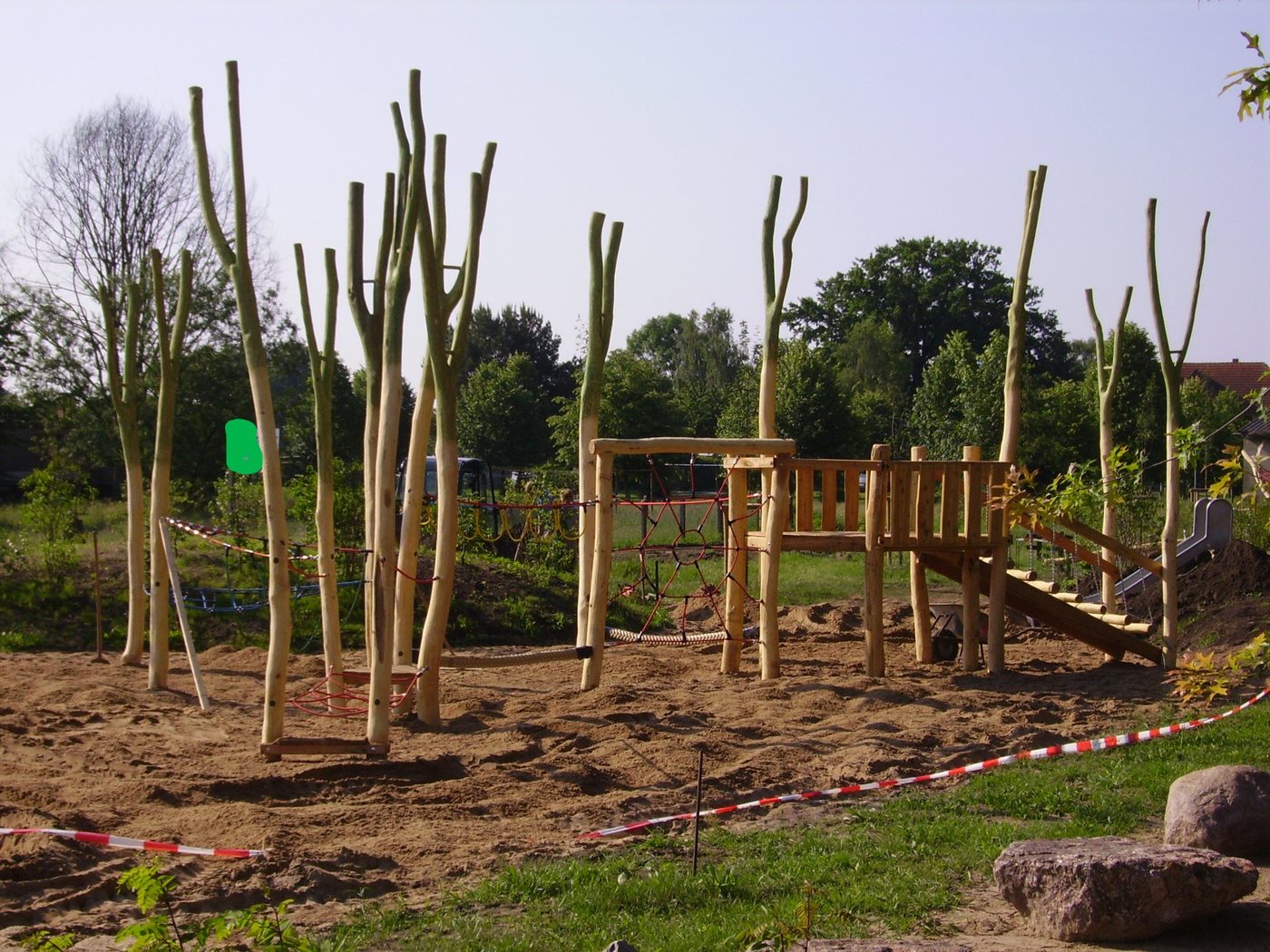 Naturspielplatz mit Holzkonstruktion, Kletternetzen und Rutsche